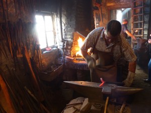 Zwei Schmiede bringen an diesem Tag die Eisen zum glühen.