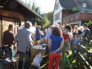 Der Archöotechniker Frank Trommer bei Erklärungen zum Feuermachen