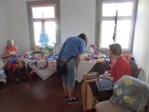 Es wird auch gesponnen an diesem Tag.  Rosi Meier und Melle Waida bei Textilarbeiten