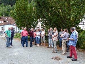 Benno Münch (mit Namenschild) bei seinen Erläuterungen