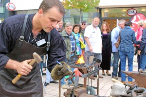 Martin Bäuml bei der Bearbeitung eines Stierkopfes Foto: Timo Deible