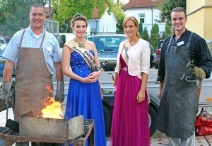 Unsere Schmiede Ralf Häußler (links) und Martin Bäuml mit den beiden Hoheiten Romy Paul und Stefanie Zeller Foto: Timo Deible