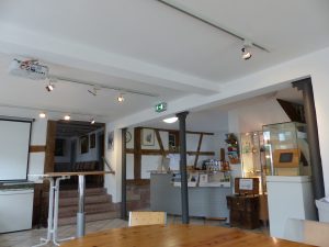 Der helle und freundliche Empfangsraum des Museums 