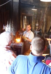 Ralf Häussler prüft den glühenden Stahl