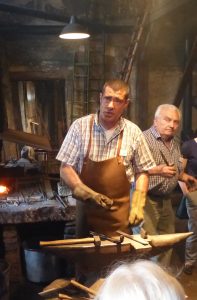 Ralf Häussler (links) und Siegfried Kunzelmann in der Schmiede