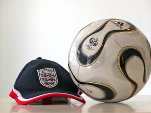 WM-Fußball und Kappe der englischen Nationalmannschaft 2006, Foto: Wolfgang Moench