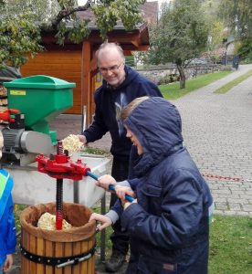 Apfelpressen im Garten mit den "Buntspechten" Foto: Edith Horcher-Tilgner