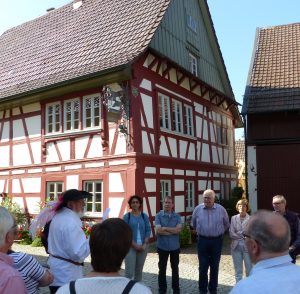 Waldemar Friedmann (mit Hut) vor dem Ottersweierer Heimatmuseum mit einigen Helfern der Geiserschmiede