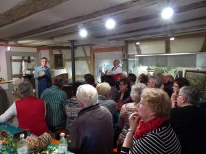 Die Zuhörer lauschen gebannt den Erzählungen von Heinz Wendling 