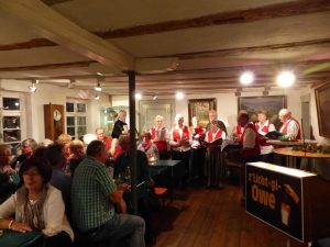 Der Wolfgangchor zusammen mit Alois Decker am Akkordeon