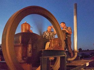 Der Standmotor in Aktion mit Josef Nöltner vom Helferteam (links) sowie Ralf Wälde